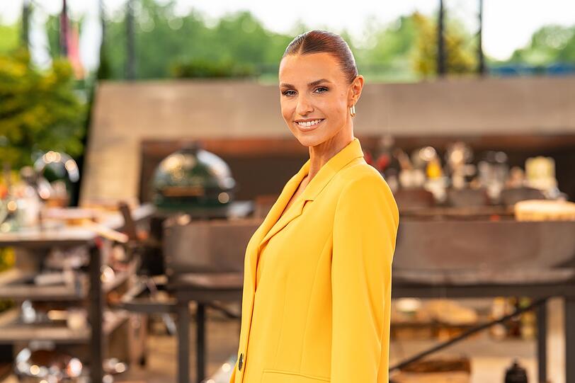 Laura Wontorra ist f&uuml;r ihren ironischen Humor bekannt. Sie nimmt sich auch gerne selbst auf die Schippe - oder auch mal, wie beim zweiten "Grill den Henssler Sommer-Special", ihre ganze Senderfamilie.