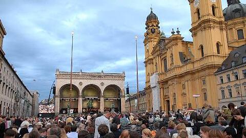 Da war&rsquo;s noch trocken auf dem Odeonsplatz. Später sorgte trotz Regen Semyon Bychkov mit Bizet für südliches Flair.