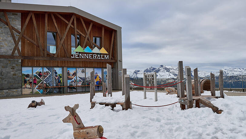 Blick auf die Jenneralm an der Bergstation der Jennerbahn. Sie bekommt im Frühjahr 2027 einen neuen Namen. Blick auf die Jenneralm an der Bergstation der Jennerbahn. Sie bekommt im Frühjahr 2027 einen neuen Namen.