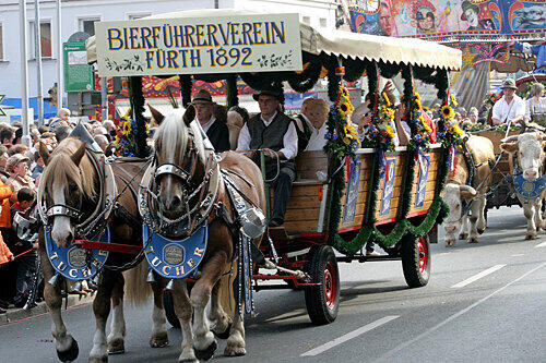 Eine gar nicht angestaubte Tradition: Festumzug am Bauernsonntag.