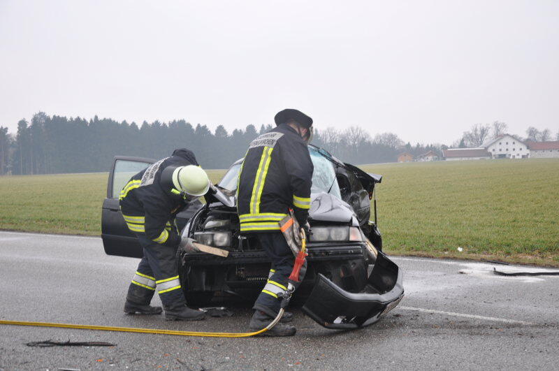 Am Donnerstagmorgen kam es auf der B299 zwischen Altötting und Unterneukirchen zu einem schweren Verkehrsunfall. Der Fahrer eines BMWs überholte mehrere Fahrzeuge und kam dabei ins schleudern. Daraufhin kollidierte das Fahrzeug mit einem Kleintransporter. Dieser erfasse den BMW seitlich auf der Fahrerseite.

Der Fahrer des erlag sofort seinen Verletzungen. Der Fahrer des Transporters wurde mit leichten Verletzungen ins Krankenhaus gebracht.