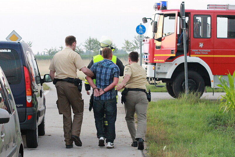 In der Nähe von Traunreut überschlug sich ein Golf in einem Maisfeld. Drei junge Männer wurden in dem Maisfeld entdeckt.