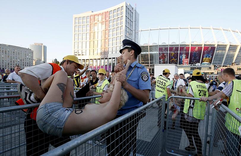 Die Proteste der der radikalen Frauenrechtsgruppe Femen werden immer bizarrer. Hitlergruß. Dildos, Prügeleien: Die Aktivistinnen schrecken vor fast nichts zurück.