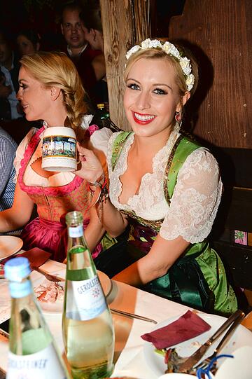 Verena Kerth zeigt, was auf der Wiesn auch geht: ohne Maßkrug "Prost" sagen.