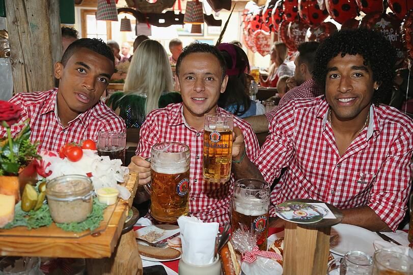 Dante auf der Wiesn 2012 mit den brasilianischen Kumpels Luiz Gustavo und Rafinha (v.l.). Foto: dpa