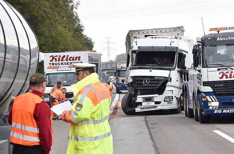 Kilometerlanger Rückstau nach Lkw-Unfall. Am Mittwoch brauchten Autofahrer auf der A99 Richtung Nürnberg starke Nerven.