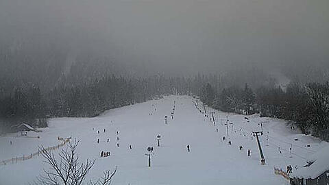 Der Blick von der Skischule Isarwinkel auf den Streidlhang (Lenggries): Bis auf drei kleine Tallifte sind alle Pisten und Anlagen im Skigebiet Brauneck geschlossen.