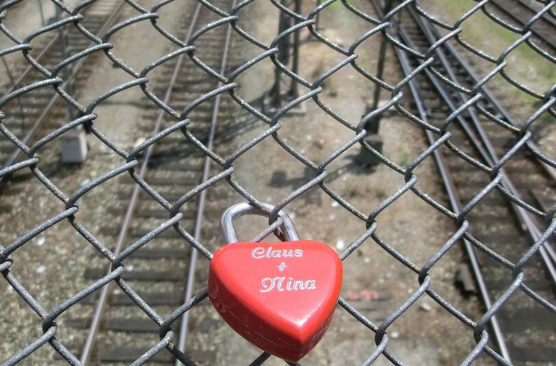 Ein Herz über den Gleisen: Gesehen an der Hackerbrücke.