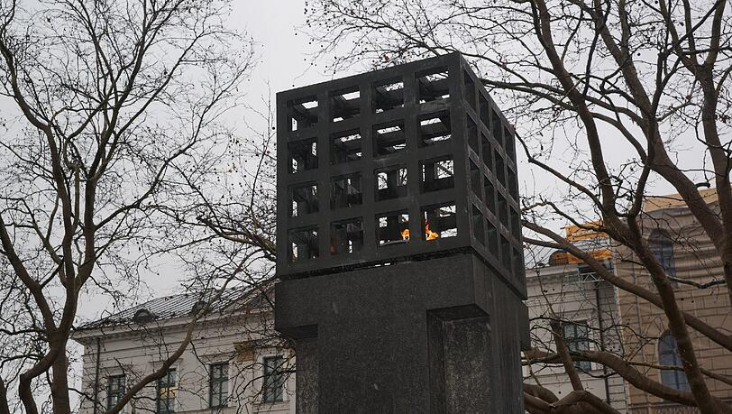 Die Ewige Flamme auf dem Platz der Opfer des Nationalsozialismus. Die Ewige Flamme auf dem Platz der Opfer des Nationalsozialismus.