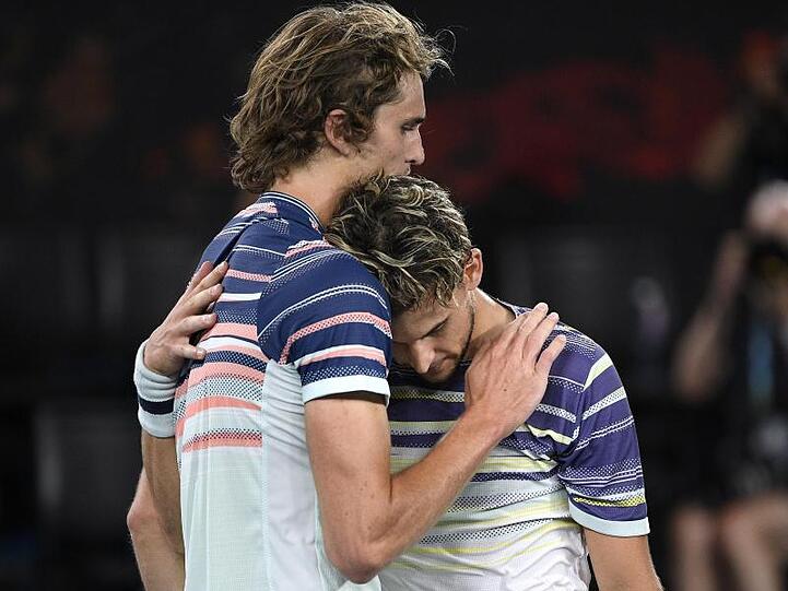Zuspruch: Dominic Thiem (r) nimmt Alexander Zverev verbal in Schutz.