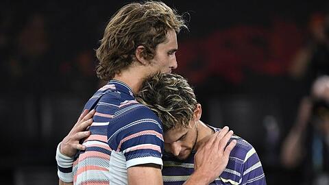 Zuspruch: Dominic Thiem (r) nimmt Alexander Zverev verbal in Schutz.