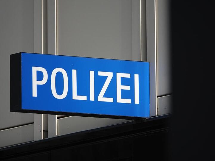 Das Schild eines Polizeireviers. Foto: Simon Sachseder/Archivbild
