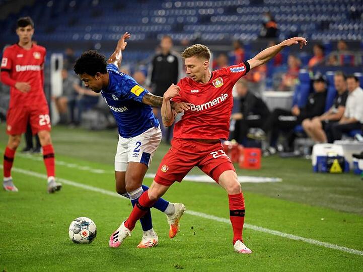 Schalkes Weston McKennie (l) und der Leverkusener Mitchell Weiser teilten sich mit ihren Teams die Punkte.