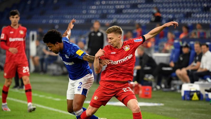 Schalkes Weston McKennie (l) und der Leverkusener Mitchell Weiser teilten sich mit ihren Teams die Punkte. Schalkes Weston McKennie (l) und der Leverkusener Mitchell Weiser teilten sich mit ihren Teams die Punkte.