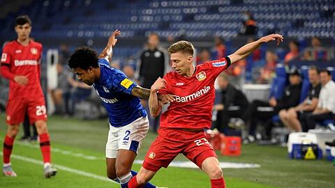 Schalkes Weston McKennie (l) und der Leverkusener Mitchell Weiser teilten sich mit ihren Teams die Punkte.