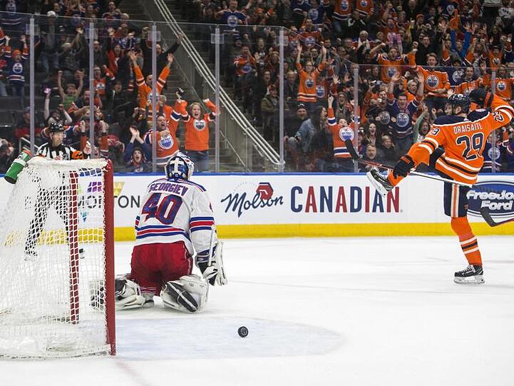 Leon Draisaitl feiert seinen Treffer gegen New York.