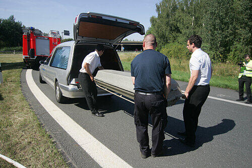 Für den Brummifahrer kam jede Hilfe zu spät, in einem Sarg wurde der Tote abtransportiert.