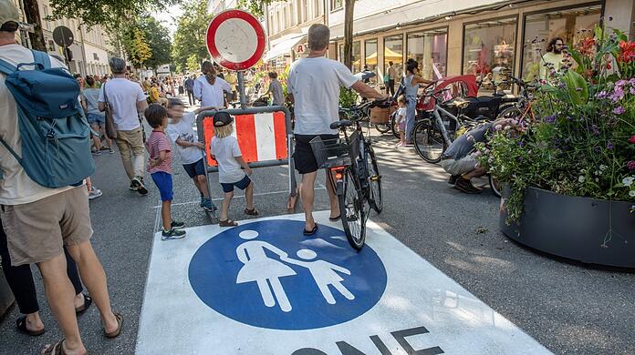 Die Weißenburger Straße in Haidhausen wurde im August zur Fußgängerzone. Das schmeckt nicht allen Fraktionen im Stadtrat.