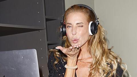 Sorgt als DJane für die Musik: Giulia Siegel bei der Eröffnung.