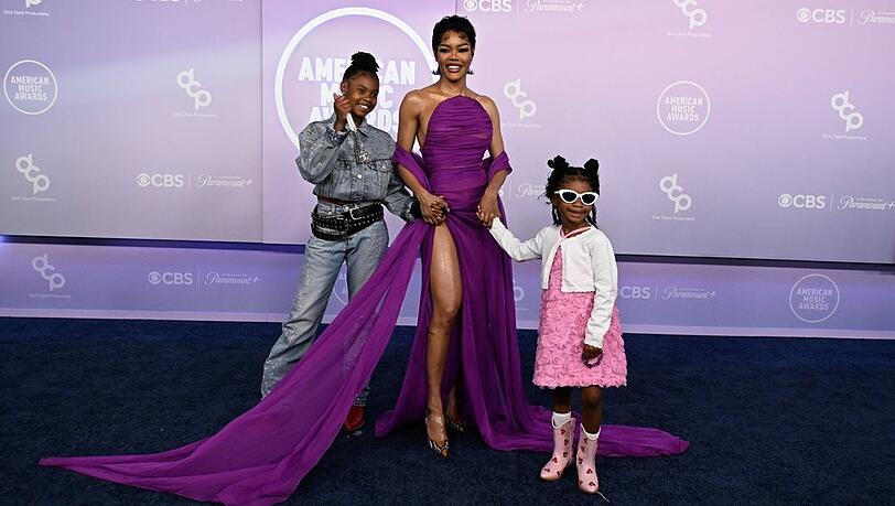 Teyana Taylor brachte ihre T&ouml;chter Iman (l.) und Rue Rose mit auf den Teppich in der MGM Grand Garden Arena in Las Vegas.