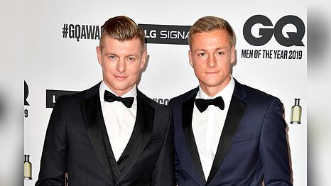 Toni (l.) und Felix Kroos f&uuml;hren seit 2020 gemeinsam durch den Podcast "Einfach mal Luppen".