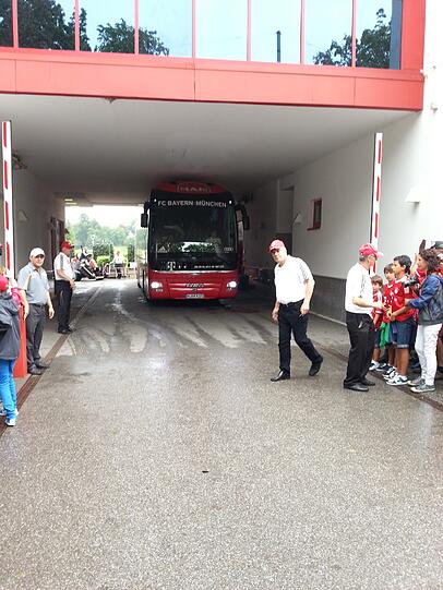 Auf dem Weg von der Säbener Straße zum Mannschaftshotel. Die Bayern-Stars gaben wartenden Fans vor dem Bundesliga-Auftakt noch ein paar Autogramme. Hier die Bilder.