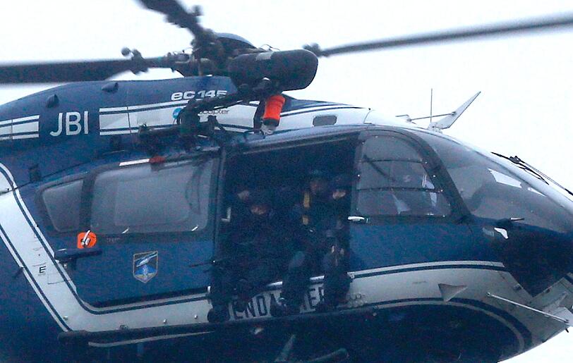 Frankreich jagt die Paris-Attentäter: Cherif (32) und Said Kouachi (34) haben sich mit einer geisel in einem Industriegebäude verschanzt. Die Bilder vom Einsatz.