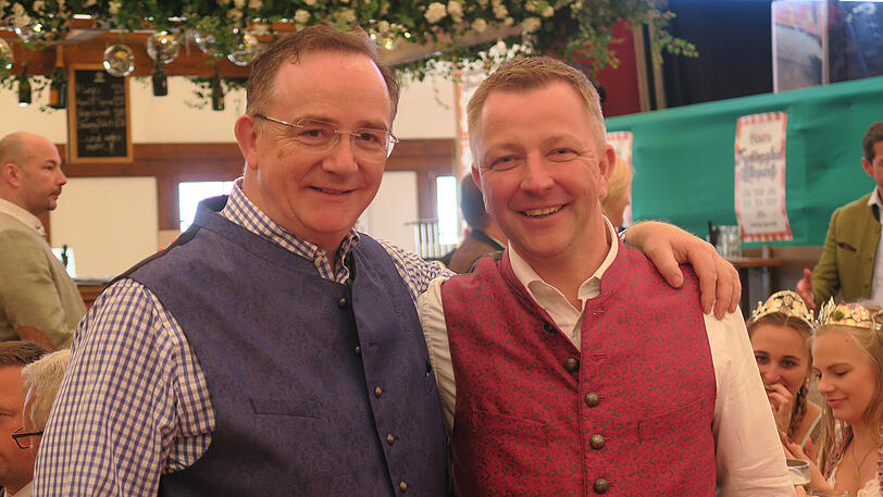 "Für fairen Wettbewerb wollen wir gleiche Steuern für Essen": Ratskeller-Wirt Peter Wieser (l.) und sein Neffe, Hofer-Wirt Christian Winklhofer (r.).