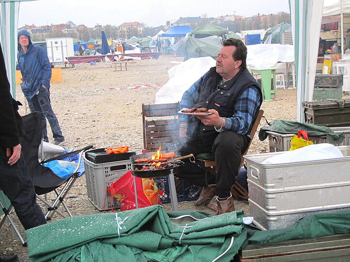 2000 Aussteller, 20000 erwartete Besucher: Am Samstag findet auf der Theresienwiese wieder der größte Flohmarkt Bayerns statt. Die ersten Flohmarktverkäufer trotzen Regen und Kälte und haben sich schon die besten Plätze gesichert. Die AZ zeigt die besten Bilder!