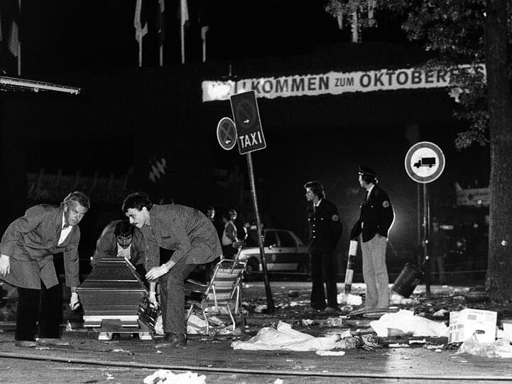 Ein Sarg wird vom verwüsteten Tatort beim Oktoberfest weggetragen. Foto: Frank Leonhardt/dpa/Archivbild