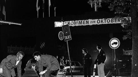 Ein Sarg wird vom verwüsteten Tatort beim Oktoberfest weggetragen. Foto: Frank Leonhardt/dpa/Archivbild