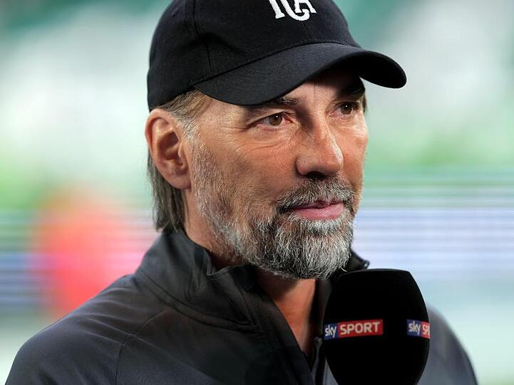 Augsburgs Trainer Martin Schmidt ist vor dem Spiel in der Arena. Foto: Peter Steffen/dpa