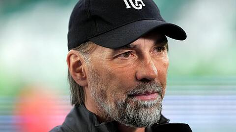 Augsburgs Trainer Martin Schmidt ist vor dem Spiel in der Arena. Foto: Peter Steffen/dpa