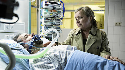 "Tatort: Limbus": Silke Haller (Christine Urspruch, r.) bei Prof. Karl-Friedrich Boerne (Jan Josef Liefers) auf der Intensivstation