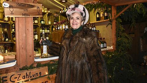 Fürstin Gloria auf dem Weihnachtsmarkt auf Schloss Thurn und Taxis.