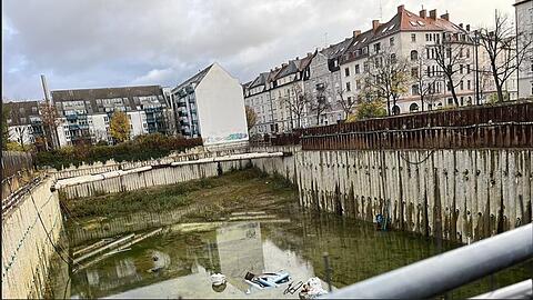 Ähnliche Grube, anderer Ort: Das "Sendlinger Loch" an der Alramstraße vermüllt seit Jahren. Manchmal schwimmen hier Enten.