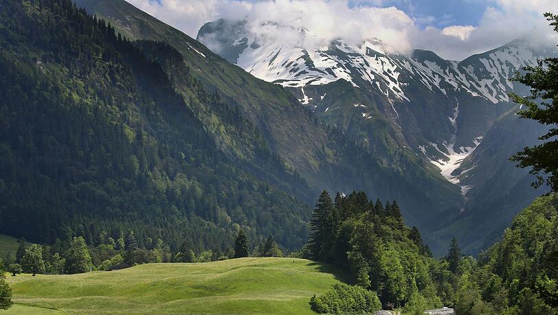 Zwei deutsche Kletterer sind in Österreich abgestürzt. (Symbolbild) Zwei deutsche Kletterer sind in Österreich abgestürzt. (Symbolbild)