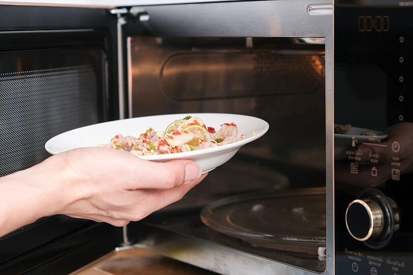 "Je höher die Wattzahl, umso schneller ist das Essen heiß" - das ist ein Trugschluss. Tatsächlich garen die Speisen insgesamt besser durch, wenn sie bei niedrigerer Temperatur wenige Minuten länger im Mikrowellenherd kreisen. Mehrmaliges Umrühren zwischendurch und eine kurze Ruhepause hinterher fördern ebenfalls die gleichmäßige Verteilung der Wärme im Essen. "Je höher die Wattzahl, umso schneller ist das Essen heiß" - das ist ein Trugschluss. Tatsächlich garen die Speisen insgesamt besser durch, wenn sie bei niedrigerer Temperatur wenige Minuten länger im Mikrowellenherd kreisen. Mehrmaliges Umrühren zwischendurch und eine kurze Ruhepause hinterher fördern ebenfalls die gleichmäßige Verteilung der Wärme im Essen.