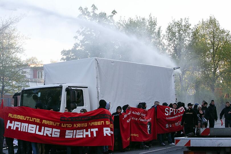 In Hamburg kam es bei zwei "revolutionären" Demonstrationen am Freitagabend zu Ausschreitungen. Die «Revolutionäre 1. Mai»-Demo in der Hansestadt stand unter dem Motto «Hamburg sieht rot»