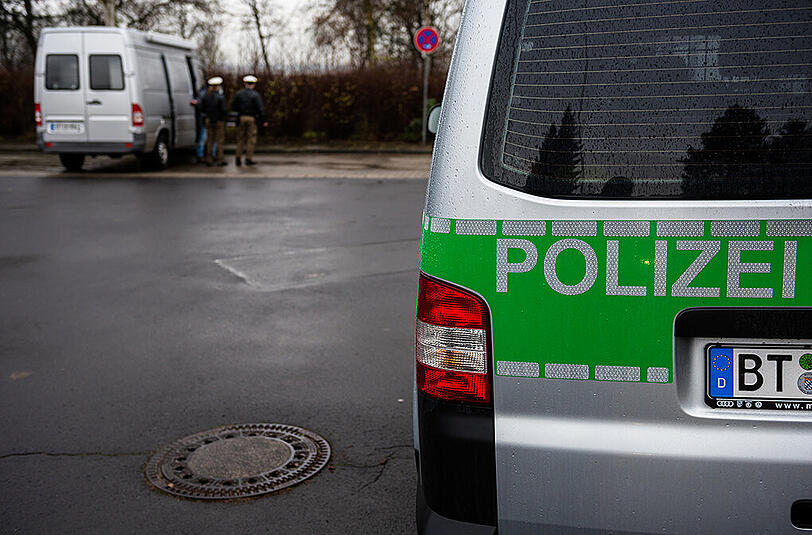 Bei einem Eifersuchtsdrama in Bayreuth starben insgesamt drei Menschen, eine Person ist schwer verletzt. Der Täter erschoss seine Ex-Freundin, ihren Vater und dann sich selbst.