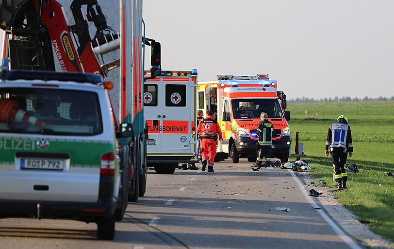 Das Motorrad wurde bei dem Unfall auf eine Wiese geschleudert. Zwei Menschen sind schwer verletzt.