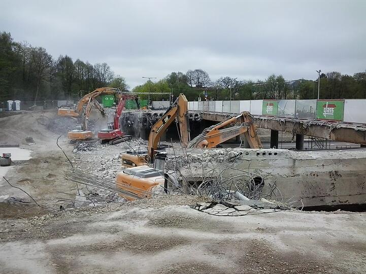 Großbaustelle: Die Brücke der Westendstraße über die A 96 wird zur Hälfte abgerissen - und die Autobahn ist gesperrt.