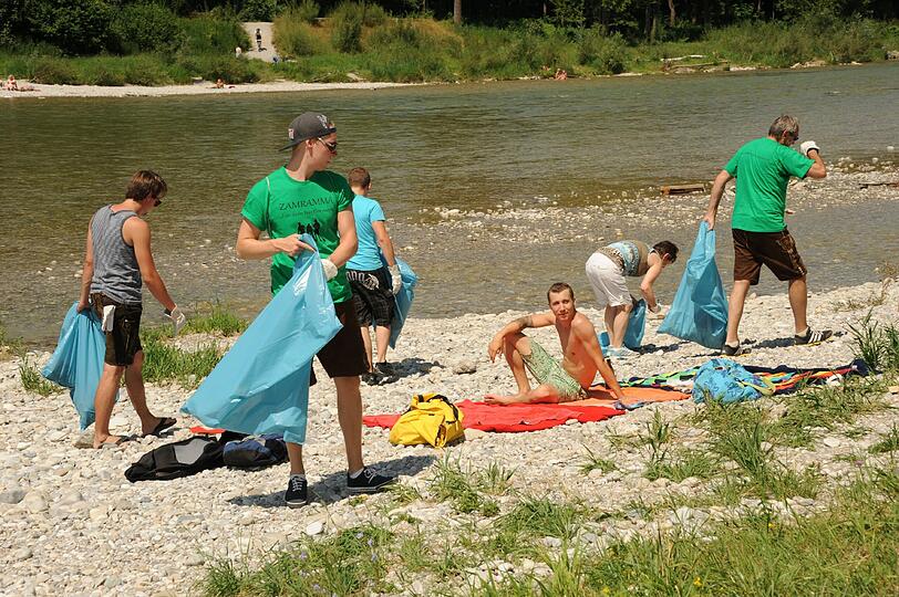 Heiße Sache: Die Burschen aus Thalkirchen und viele Helfer von rundum rückten bei drückender Hitze dem Müll an der Isar zu Leibe. Das Motto: Zammramma!