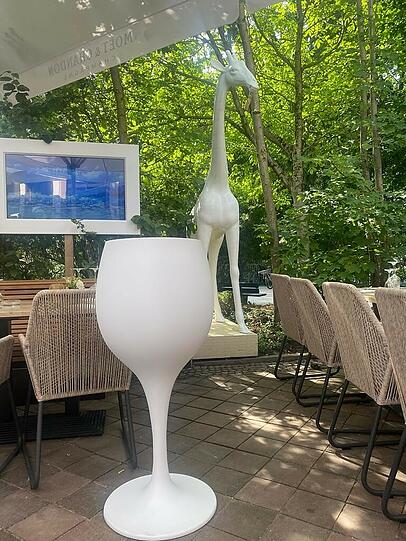 Giraffen-Lampen, XXL-Gläser als Weinkühler.