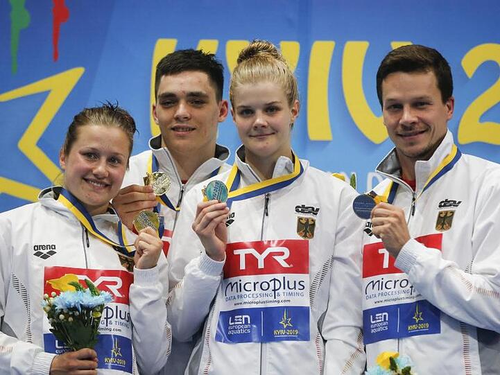 Team-Gold für die deutschen Wasserspringer zum Start der EM in Kiew: Tina Punzel (l-r), Lou Massenberg, Christina Wassen und Patrick Hausding.