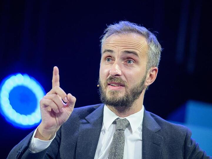 Jan Böhmermann rät zum Händewaschen.