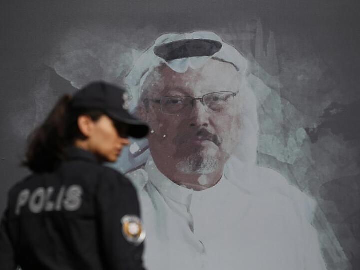 Eine Polizistin geht in der Nähe des saudischen Konsulats in Istanbul an einem Wandbild des ermordeten Journalisten Jamal Khashoggi vorbei.