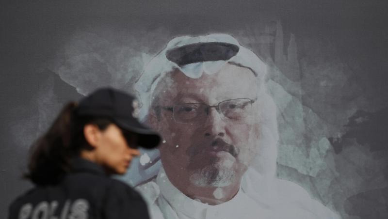 Eine Polizistin geht in der Nähe des saudischen Konsulats in Istanbul an einem Wandbild des ermordeten Journalisten Jamal Khashoggi vorbei. Eine Polizistin geht in der Nähe des saudischen Konsulats in Istanbul an einem Wandbild des ermordeten Journalisten Jamal Khashoggi vorbei.
