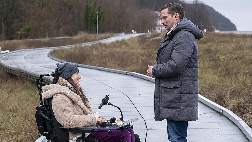 "Vom Geben und Nehmen - Der Usedom-Krimi": Rainer Witt (Till Firit) befragt Wiebke Siehl (Julia Hartmann).