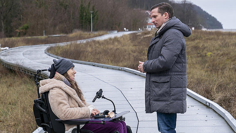 "Vom Geben und Nehmen - Der Usedom-Krimi": Rainer Witt (Till Firit) befragt Wiebke Siehl (Julia Hartmann). "Vom Geben und Nehmen - Der Usedom-Krimi": Rainer Witt (Till Firit) befragt Wiebke Siehl (Julia Hartmann).